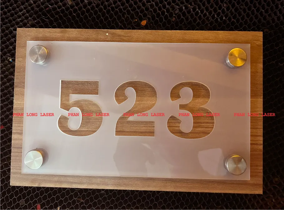 Làm biển bảng số nhà bằng chất liệu gỗ kết hợp nhựa mica acrylic theo yêu cầu giá rẻ Làm biển bảng số nhà theo yêu cầu tại Cần Thơ, Ninh Kiều, Cái Răng, Bình Thủy, Ô Môn, Thốt Nốt, Thới Lai, Cờ Đỏ, Phong Điền