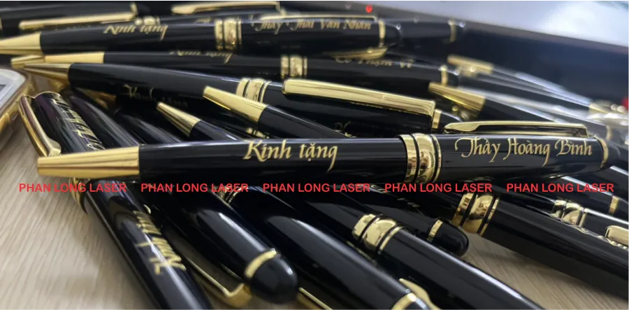 Khắc chữ khắc tên lên bút viết kim loại dùng làm tặng tri ân thầy cô giáo Khắc chữ khắc tên lên bút viết làm quà tặng tri ân thầy cô giáo theo yêu cầu tại Hà Nội, Hải Phòng, Đà Nẵng, Cần Thơ, TP Hồ Chí Minh, Bắc Ninh, Hưng Yên, Đồng Nai, Thanh Hóa, Nghệ An, Hà Tĩnh