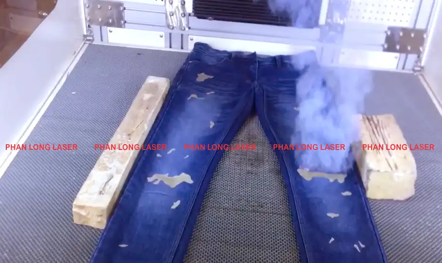 Khắc laser logo nội dung lên quần bò quần jean tạo hiệu ứng thời trang đẹp mắt mới mẻ Khắc laser lên vải jean quần bò theo yêu cầu tại Phường Thuận Giao, Phường Thủ Dầu Một, Phường Phú Lợi, Phường Chánh Hiệp, Phường Bình Dương, Phường Hòa Lợi, Phường Phú An, Phường Tây Nam, Phường Long Nguyên, Phường Bến Cát